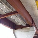 D8 most Trmice - kompozitní revizní lávka s kabelovými boxy pod mostem