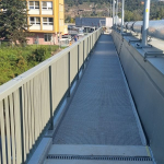 ÚČOV Praha - most - kompozitní lité rošty s oky 12x12 mm na chodnících a kompozitní římsy mostu