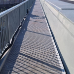 ÚČOV Praha - most - kompozitní lité rošty s oky 12x12 mm na chodnících mostu