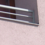 Malešická stráň - detail osazení terasy kompozitním zábradlím
