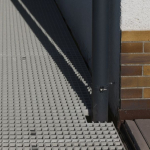 Lité rošty PREFAGRID 30x30x38 na balkoně rekreačního objektu - detail prostupu